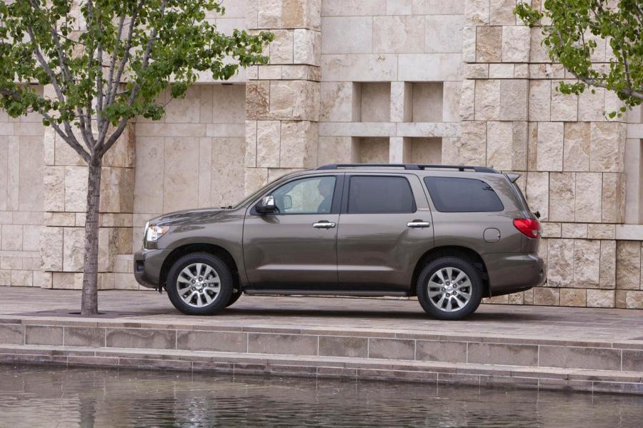  Toyota Sequoia 2013 года  (фото 2 из 50)
